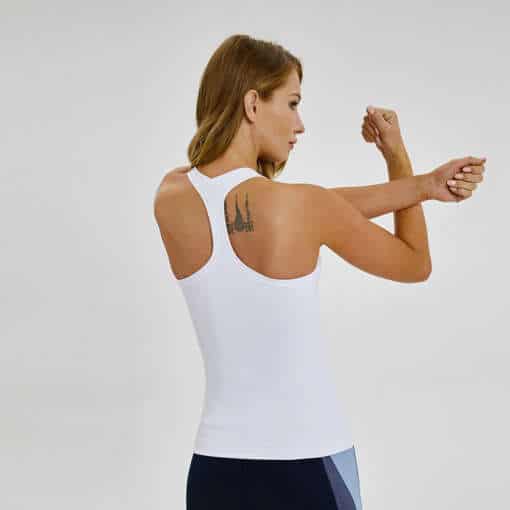 Liibuv tank-top sportimiseks, mis on valmistatud pehmest nailonmaterjalist, sobib suurepäraselt jooga ja muude spordialade jaoks.
