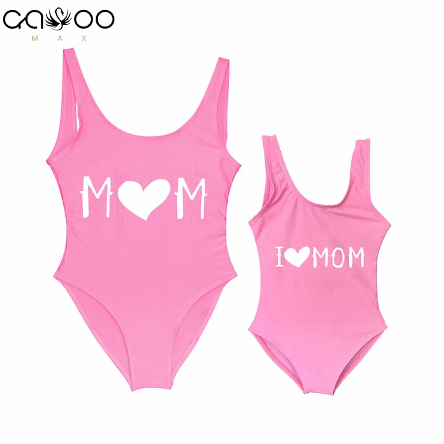 Trikoo emale ja lapsele, südamekujuline kiri "I LOVE MOM" lapse üheosalise suplusriietuse peal, sobib emale ja lapsele rannas või basseinis kandmiseks.
