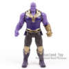 Marveli Thanose figuriin, kus Thanos poseerib oma ikoonilise kindaga.