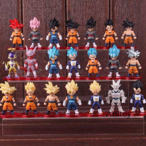 "Dragon Ball Z" anime tegelased värvikirevates kostüümides, esiplaanil Goku ja Vegeta.