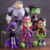 "Teen Titans" tegelaste figuurid erinevas poosis ja värvilised kostüümid.