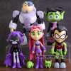 "Teen Titans" tegelaskujud koos erinevates poosides ja värviküllastes kostüümides.