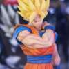 "Dragon Ball Z" Goku figuriin seismas võitlusasendis erksate värvidega, detailirohke disainiga.