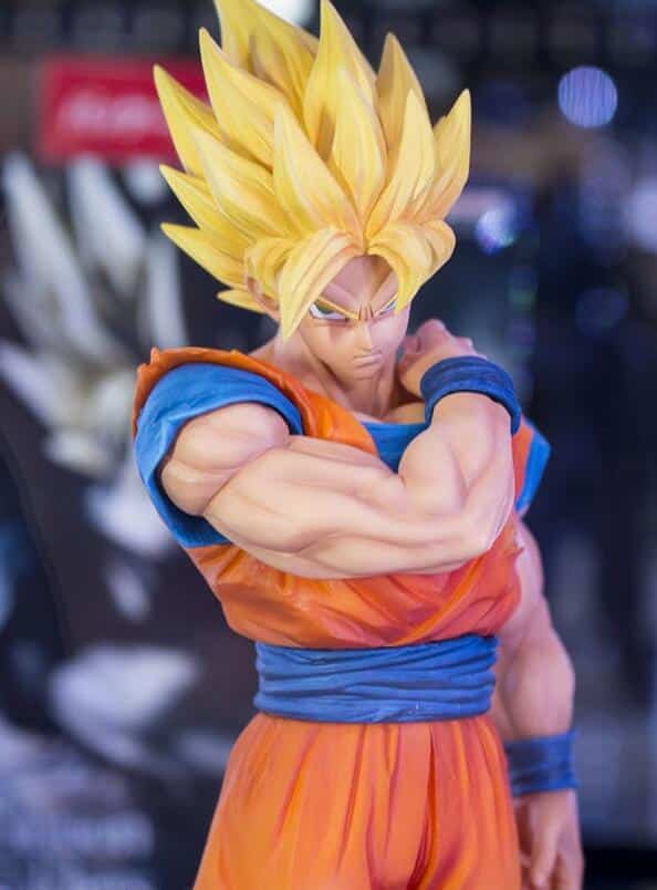 "Dragon Ball Z" Goku figuriin seismas võitlusasendis erksate värvidega, detailirohke disainiga.