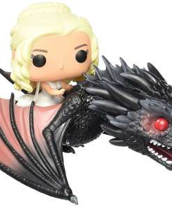 Daenerys Targaryen istub majesteetlikul draakonil, taustal sinine taevas.