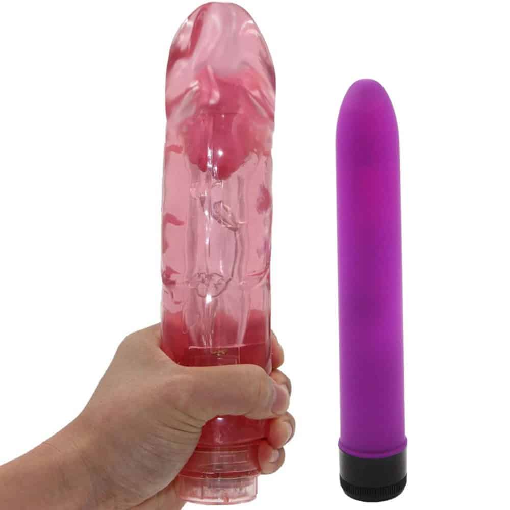 Kaheosaline komplekt, mis sisaldab dildo ja vibraatorit, paigutatud elegantselt neutraalsele taustale.