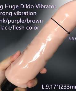 suur roosa vibreeriv dildo käes hoituna