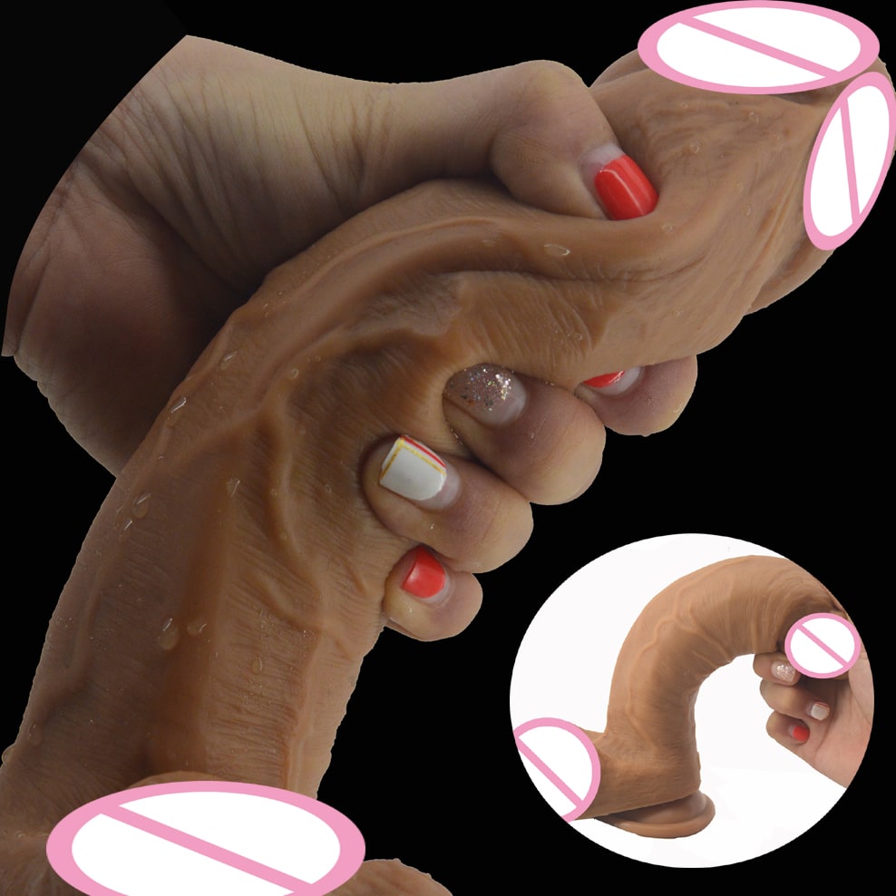 suur nahatooni realistlik dildo, mida hoitakse käes