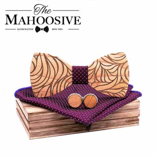 Kolmeosaline komplekt meestele, mis koosneb elegantsest ülikonnast, lipsust ja taskurätikust, sobib ideaalselt ametlikeks sündmusteks.