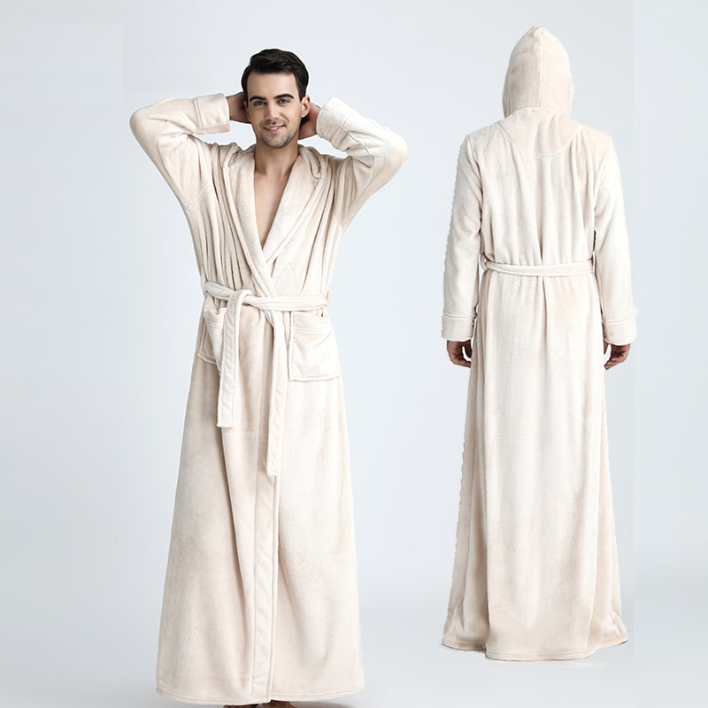 beež ja kollane hommikumantel unisex meestele ja naistele rippumas riidepuul tootemaailm taustal