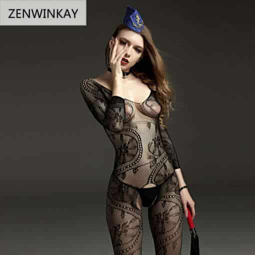 erootiline mustast pitsist bodysuit mustal taustal