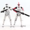 tähesõdade clone trooper figuriin valges vormis musta taustaga