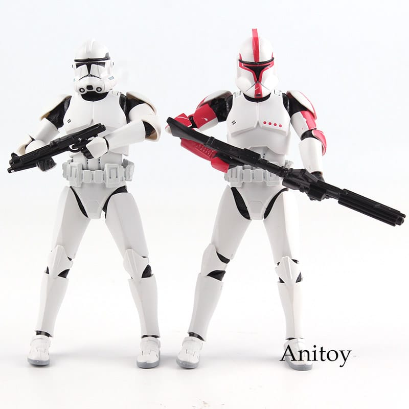 tähesõdade clone trooper figuriin valges vormis musta taustaga