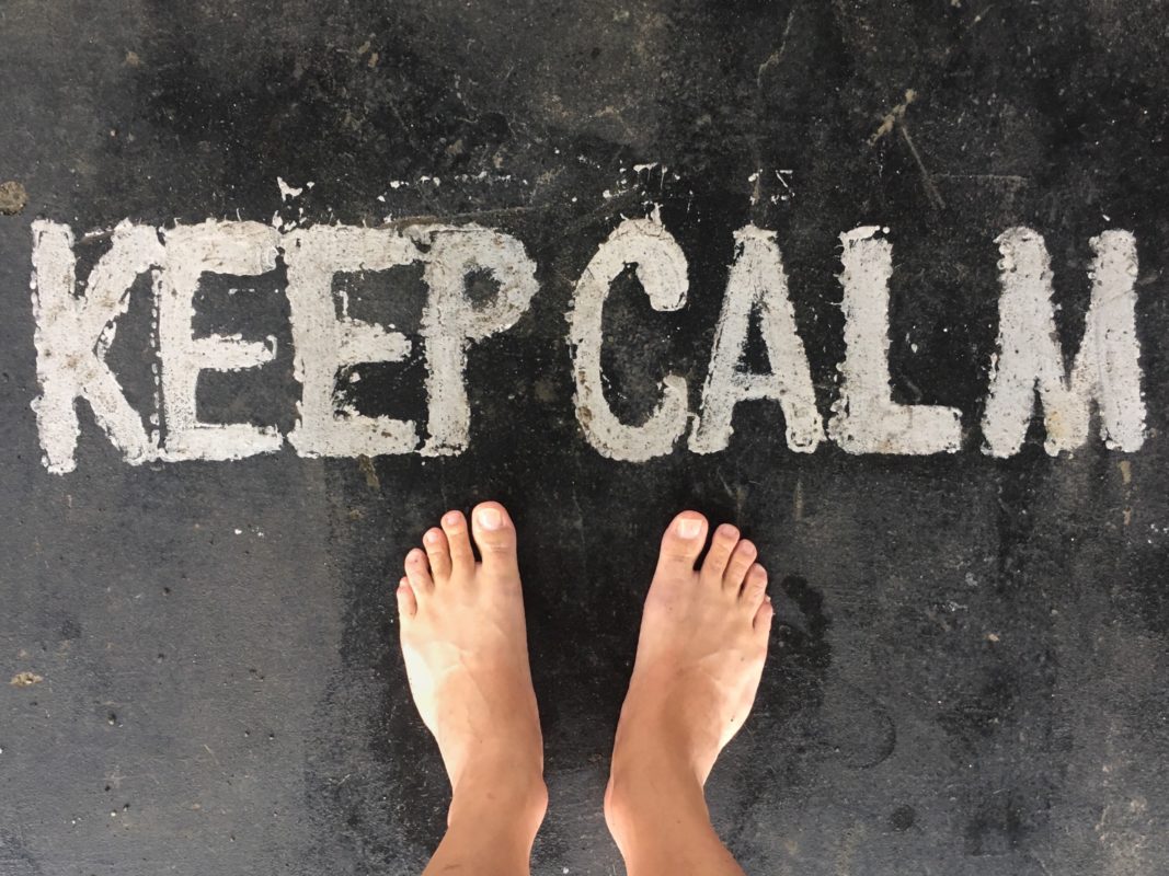 Kuidas ravida vesiville? | E-pood Tootemaailm paljad jalad teksti juures 'Keep Calm' asfaltteel