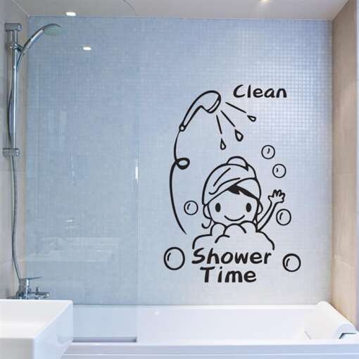 kleebis "shower time" vannituppa kujutatud veepiisad ja tekst duširuumi seinal