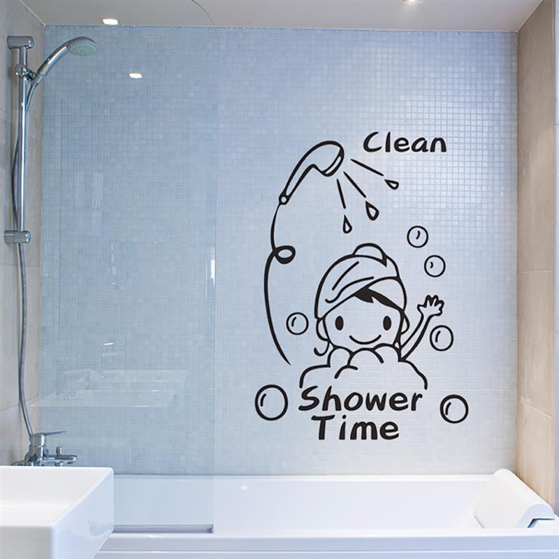 kleebis "shower time" vannituppa kujutatud veepiisad ja tekst duširuumi seinal