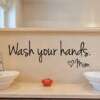 seinakleeps wash your hands musta tekstiga valgel taustal vannitoa seinal