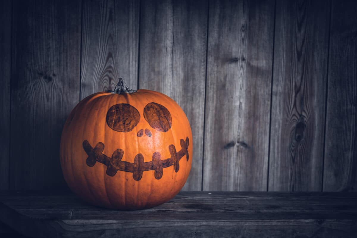 Kuidas teha ise Halloweeni kostüüme? | E-pood Tootemaailm Naljakas kõrvits Halloweeni näoga puidust taustal