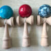 marmorimustriline puidust kendama laual koos puidust taustaga