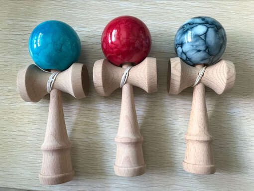 marmorimustriline puidust kendama laual koos puidust taustaga