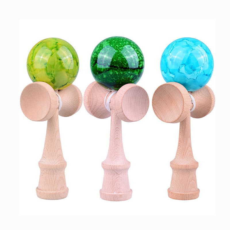 marmorimustriline puidust kendama hallide ja valgete toonidega, puidust käepide ja ümar pall, mis on ühendatud nööriga
