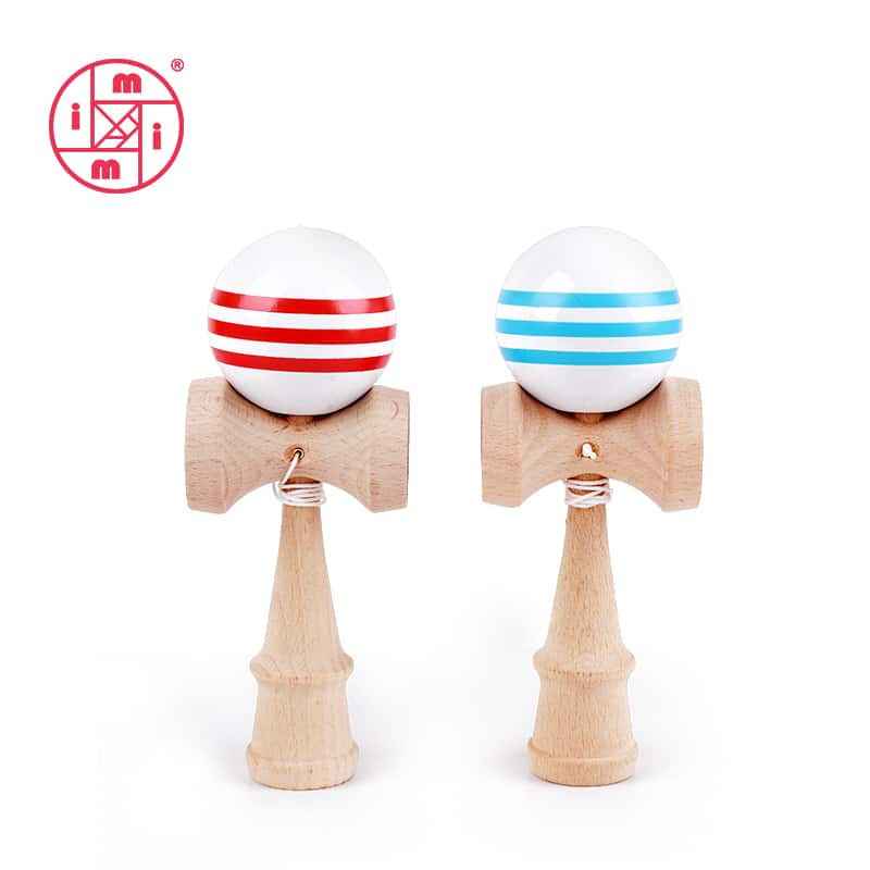 punaste või siniste triipudega kendama puidust pall ja käepide