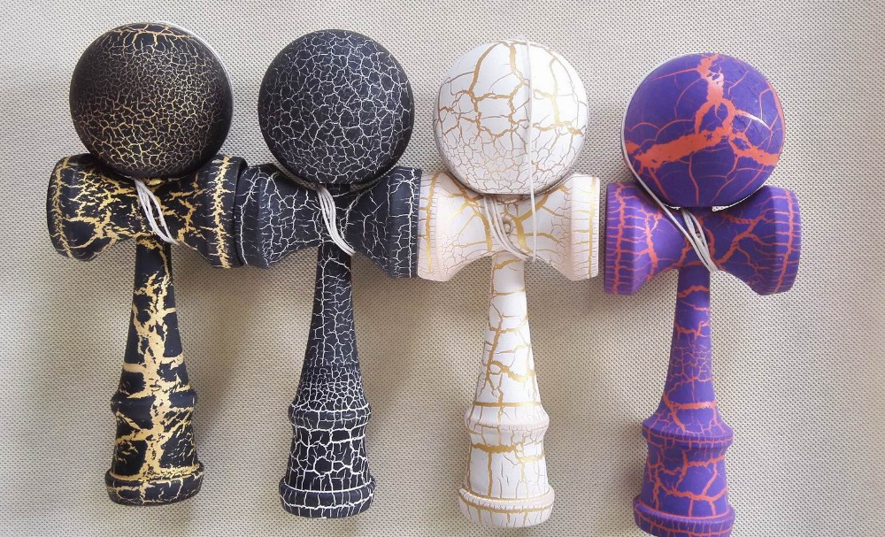 valge mustriga kendama puidust mänguasi käsitlemiseks ja tasakaalu harjutamiseks