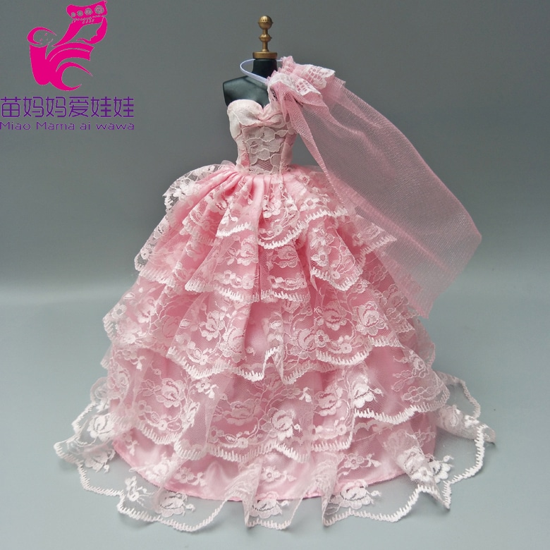 roosa kleit ja loor naisel mannekeeni peal kategooria {categories} taustal