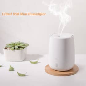 väike valge õhuniisutaja minimalistlikus stiilis kapil