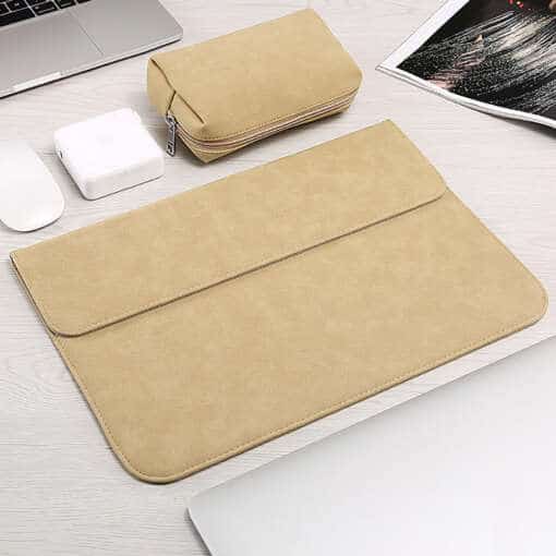 kunstnahast sülearvutikott MacBookile musta värvi, laual avatud sülearvuti ja pliiatsiga