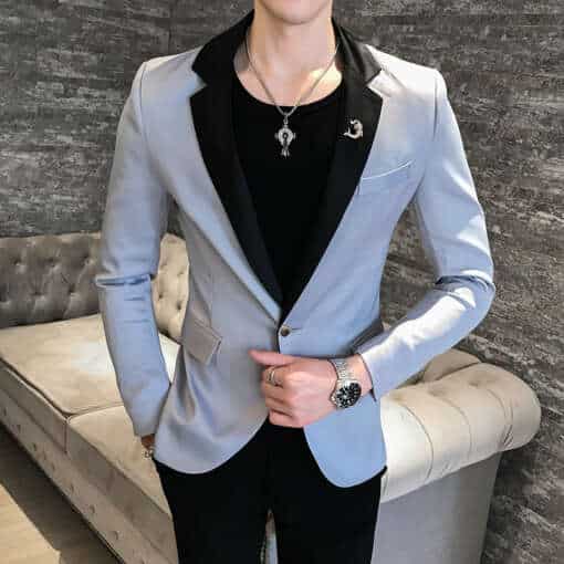 meeste slim fit pintsakud hallis toonis ripuvad riidepuul