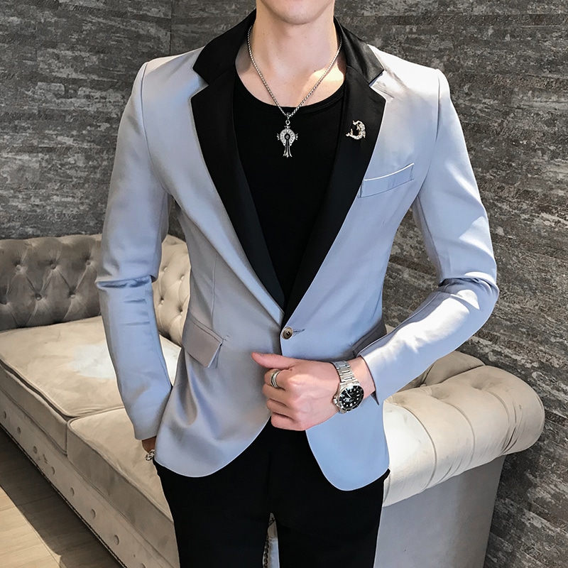 meeste slim fit pintsakud hallis toonis ripuvad riidepuul