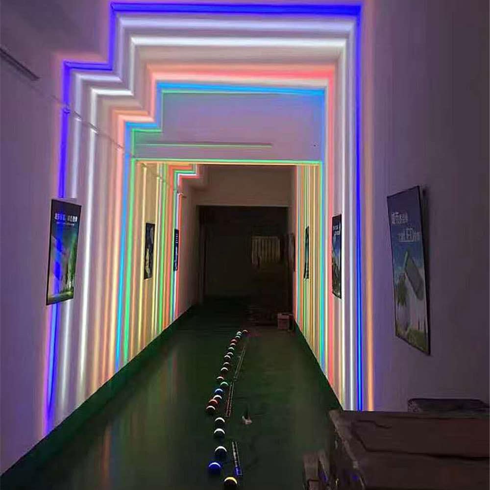 väike LED kontuurvalgusti minimalistlikus disainis töölaual