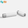 laetav xiaomi taskulamp musta korpusega puidust laual