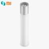 laetav xiaomi taskulamp musta korpusega ja valge valguskiirega pimedas ruumis