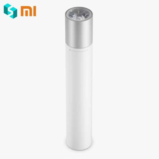 laetav xiaomi taskulamp musta korpusega ja valge valguskiirega pimedas ruumis