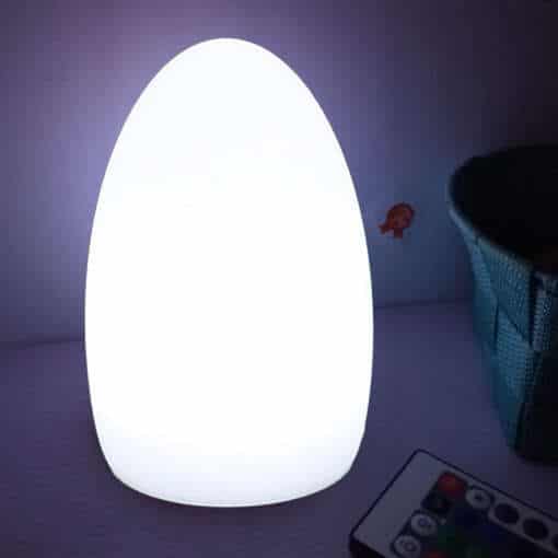 laetav led lamp muna valge ovaalse kujuga lambina lamedal pinnal