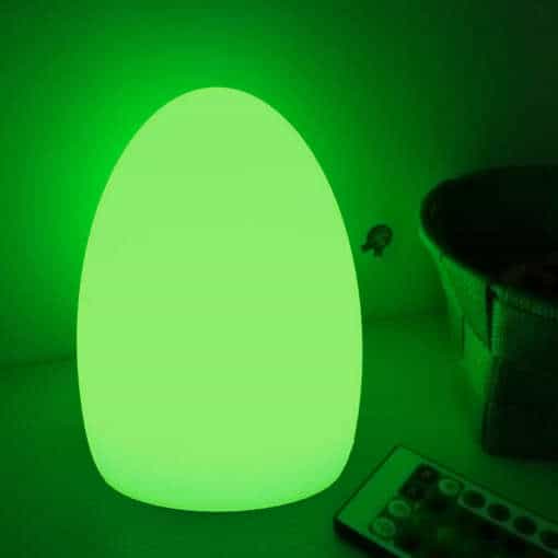 laetav LED lamp muna valgustatud toas valgel taustal
