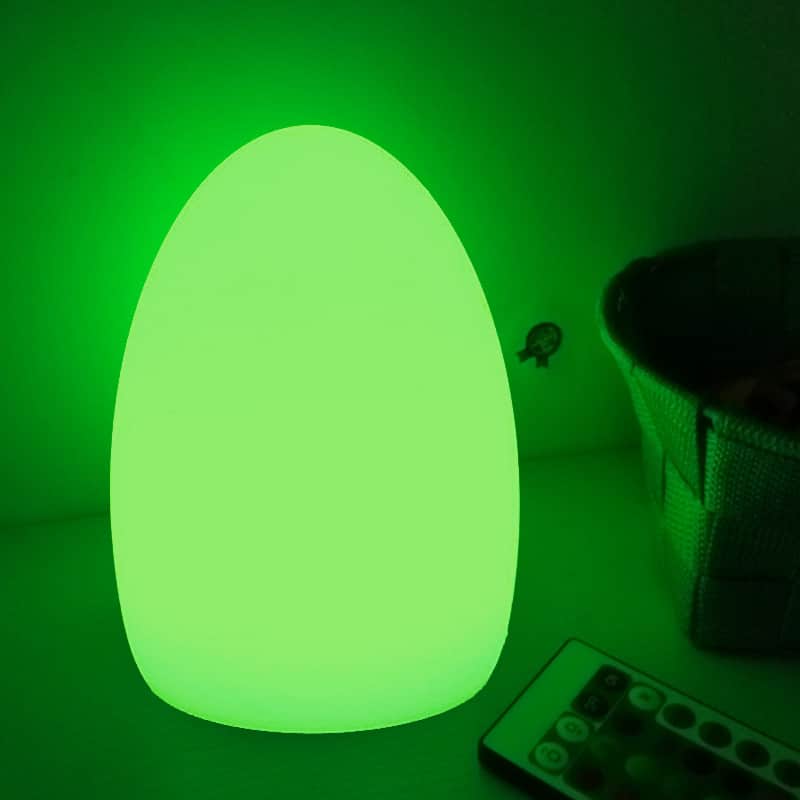 laetav LED lamp muna valgustatud toas valgel taustal