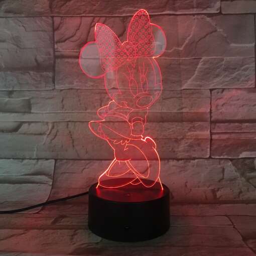 3D lamp minni hiir kuju, millel on roosad kõrvad ja punane lips, mis seisab valgel taustal