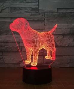 Punane 3D lamp kujutab koera, kel on realistlik võrgumustriline disain, seistes mustal alusel ja taustaks hall kivimustriline sein.