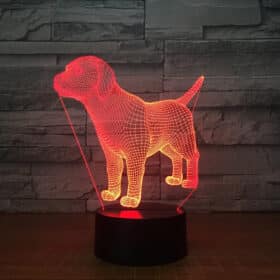 Punane 3D lamp kujutab koera, kel on realistlik võrgumustriline disain, seistes mustal alusel ja taustaks hall kivimustriline sein.