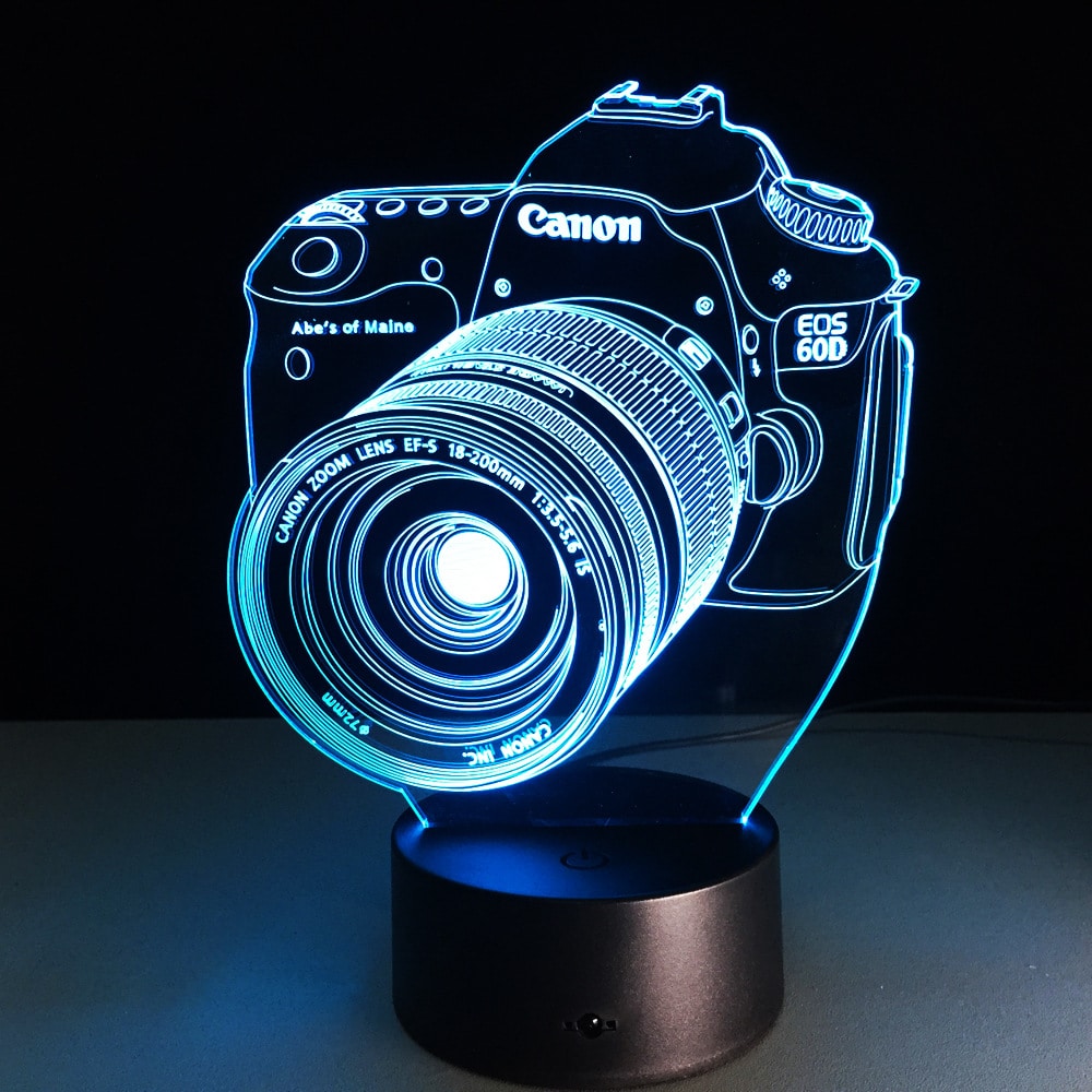 3D lamp fotoaparaadi kujul valgustatud erinevates värvides läbipaistval alusel