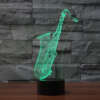 3D lamp saksofonikujulise disainiga helendamas pimedas toas