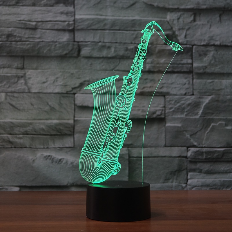 3D lamp saksofonikujulise disainiga helendamas pimedas toas