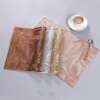 lehemustriline pvc lauamatt mõõtudega 30x46 cm hallil taustal
