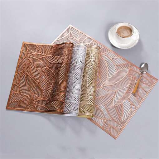 lehemustriline pvc lauamatt mõõtudega 30x46 cm hallil taustal