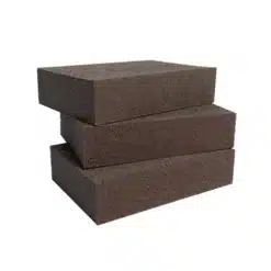 mustust eemaldav käsn 10x7x2.5cm valge käsnamaterjalistaustal
