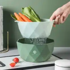 plastikust topelt kauss sõelaga külgvaates
