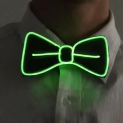 lips LED tulega polüestrist roheline plastik vasktraat mõõdud 11x6 cm mustal taustal helendamas